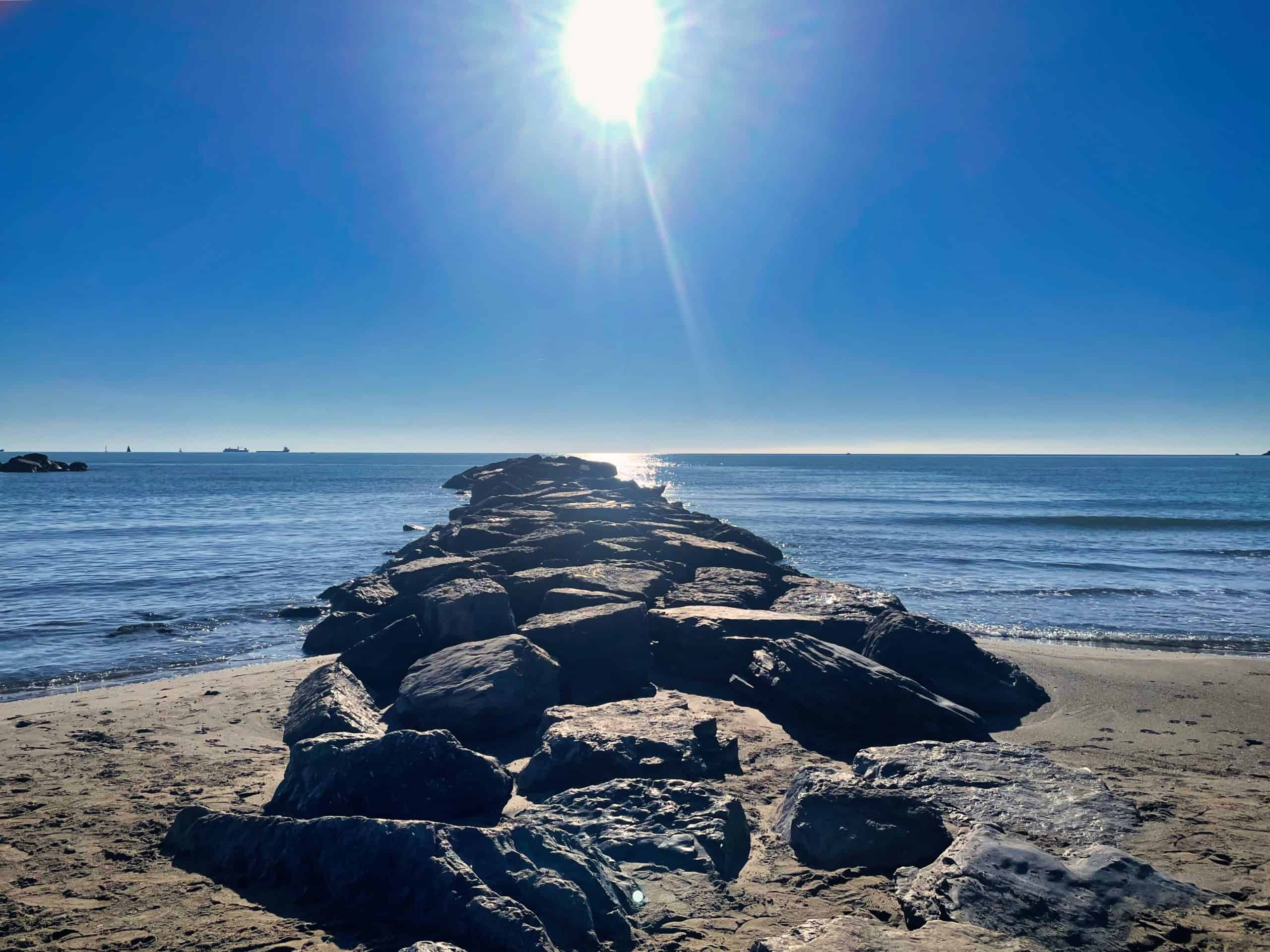 Schöner Blick auf den Strand und das Meer in Luni Mare, Italien bei sonnigem Wetter.