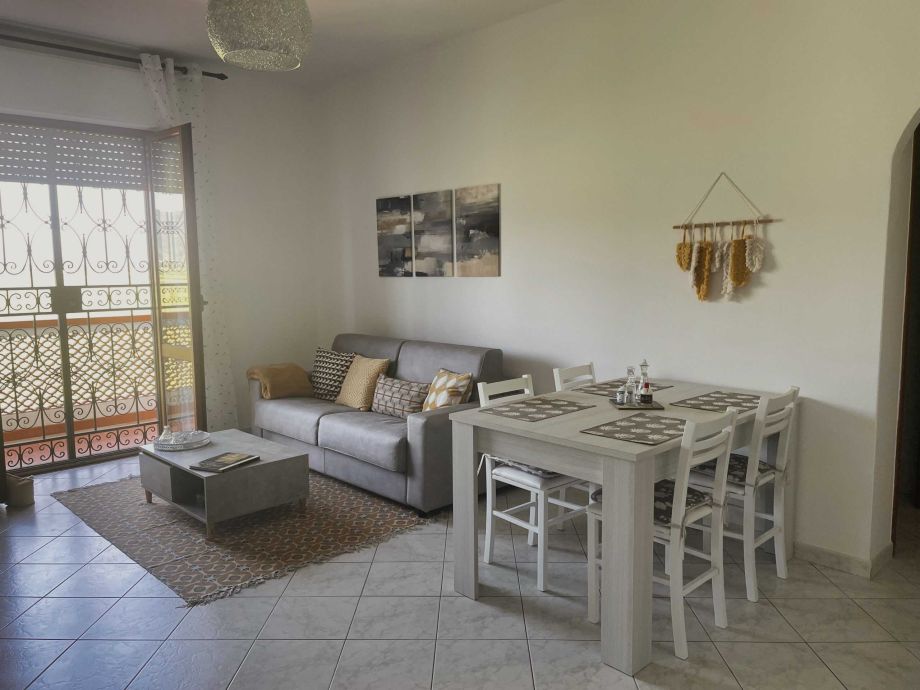 Gemütliches Wohnzimmer mit Essbereich in Luni Mare, Italien. Perfekt für einen entspannten Urlaub am.