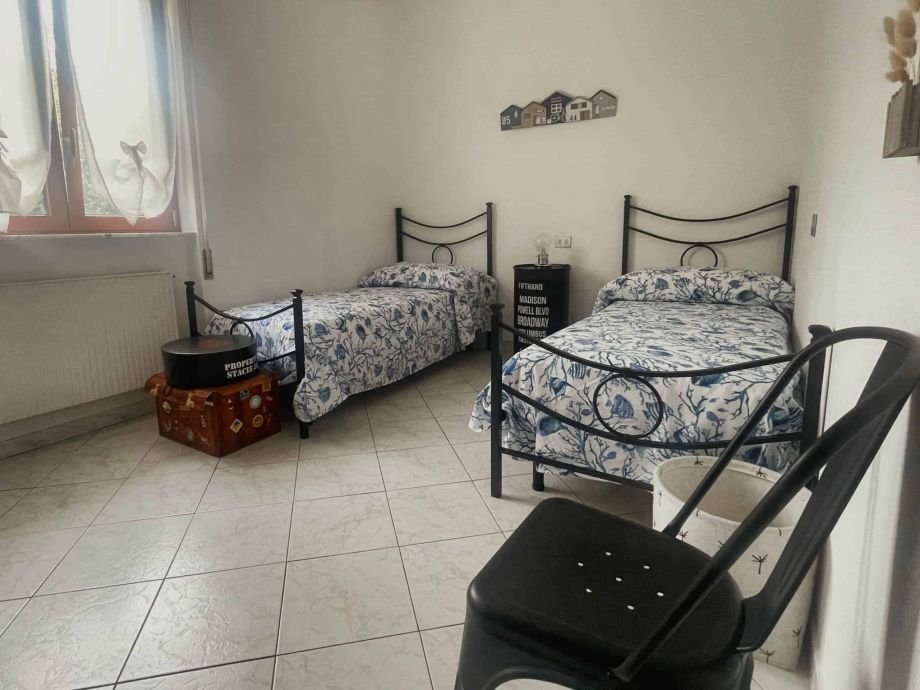 Gemütliches Schlafzimmer mit zwei Einzelbetten und Meerblick.