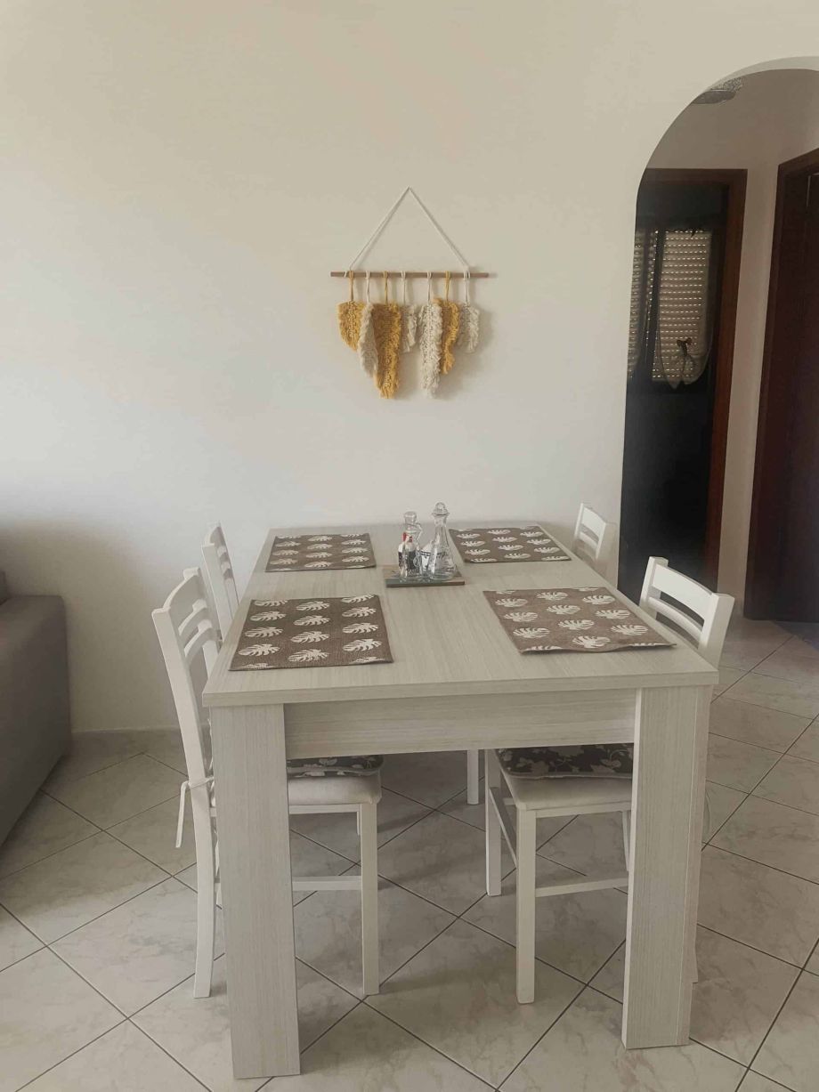Esszimmer mit weißem Tisch und vier Stühlen in Luni Mare Italien.